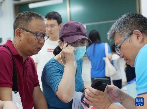 上海舉行2025年高校招生志愿填報現(xiàn)場咨詢會，助力考生科學(xué)規(guī)劃未來
